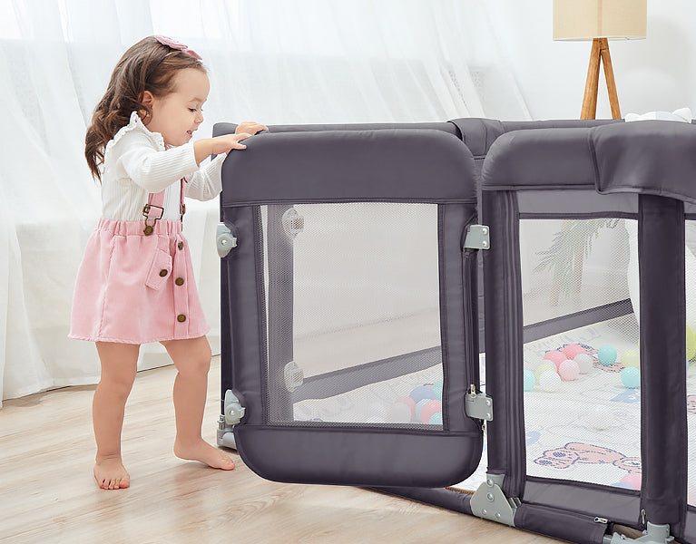 Parc pour bébé accessible aux adultes